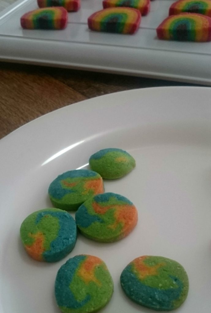 biscoitos coloridos com retalhos de massa