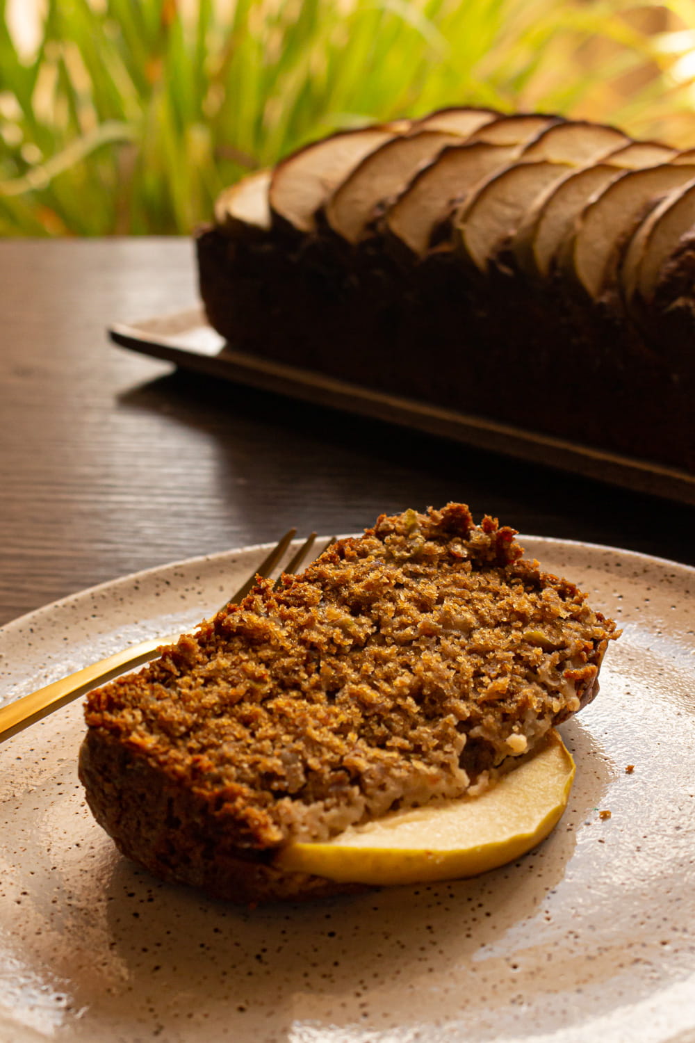 fatia de um bolo de maçã verde