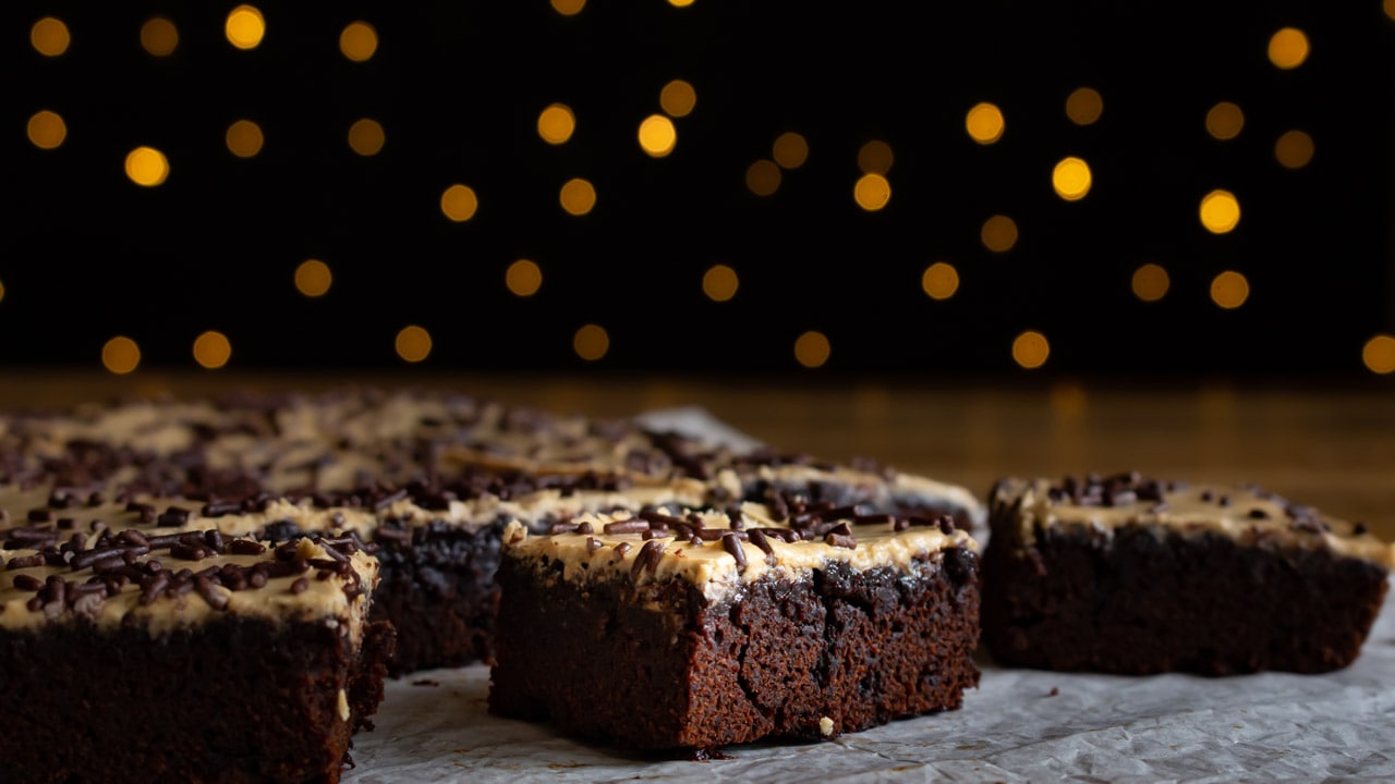 pedaço de brownie com cobertura de café