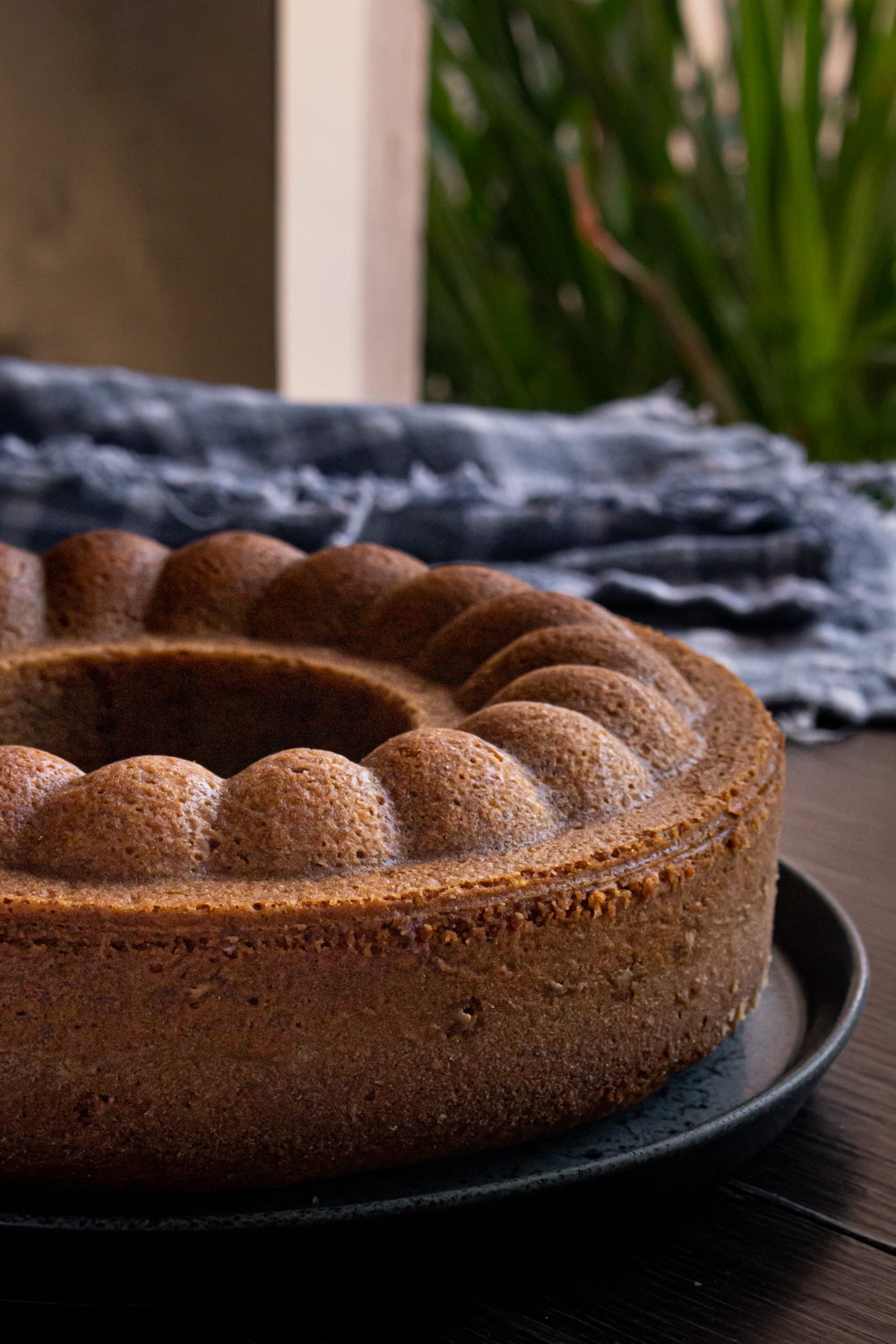 bolo simples sobre mesa de madeira