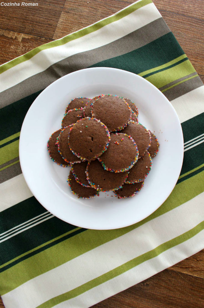 biscoitos de chocolate com granulado colorido