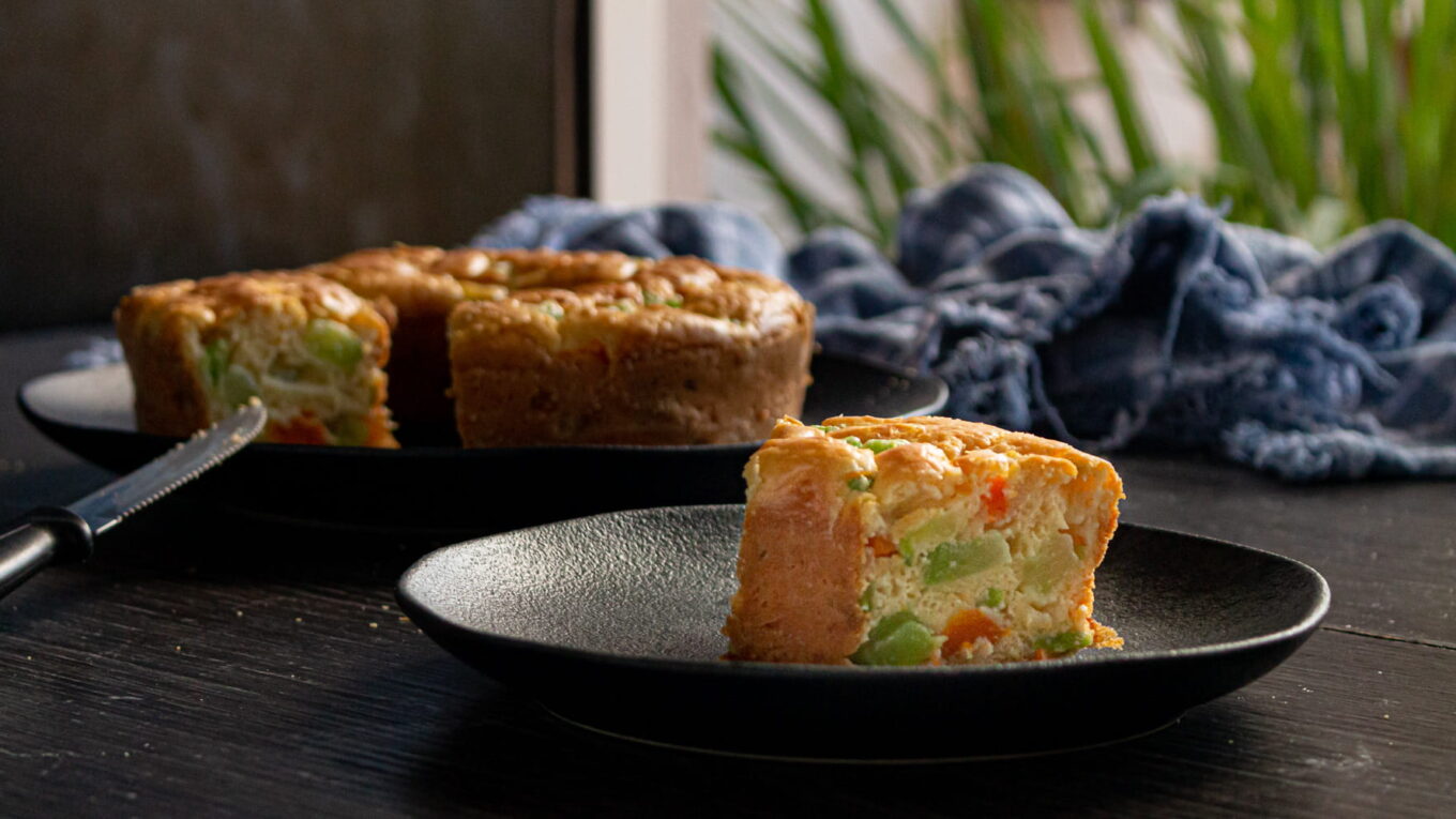 pedaço do bolo de chuchu mostrando o miolo com pedaços de chuchu e cenoura