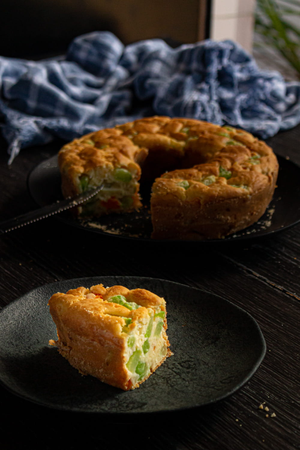 bolo de chuchu e pedaço servido no prato