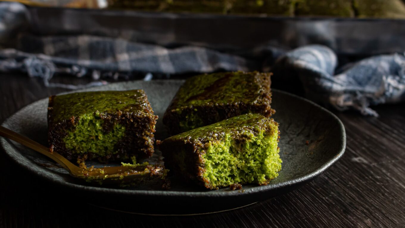 pedaço de bolo verde com calda de chocolate