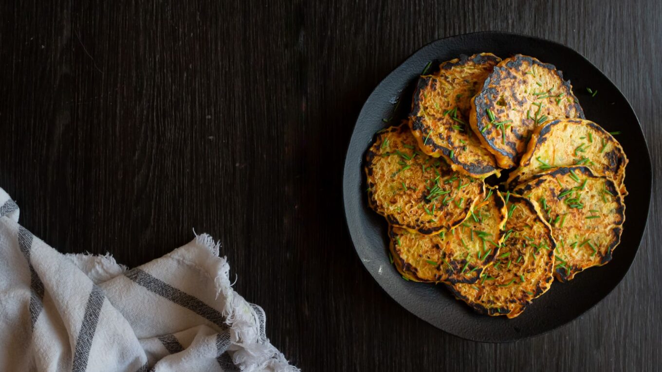 prato de panquecas de vegetais