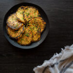 prato visto de cima com vários discos de massa dourada