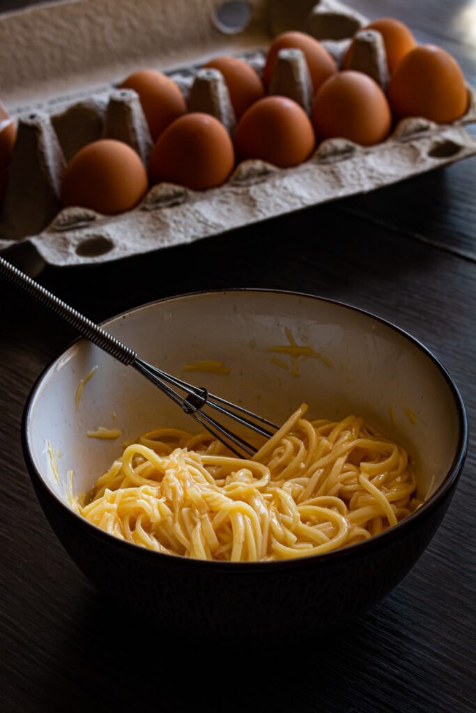 tigela de macarrão com ovos