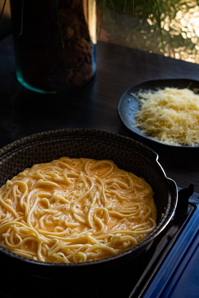 frigideira com omelete de espaguete