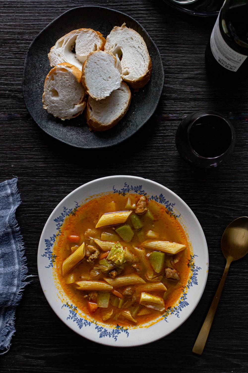 prato de sopa de legumes e prato de fatias de pão