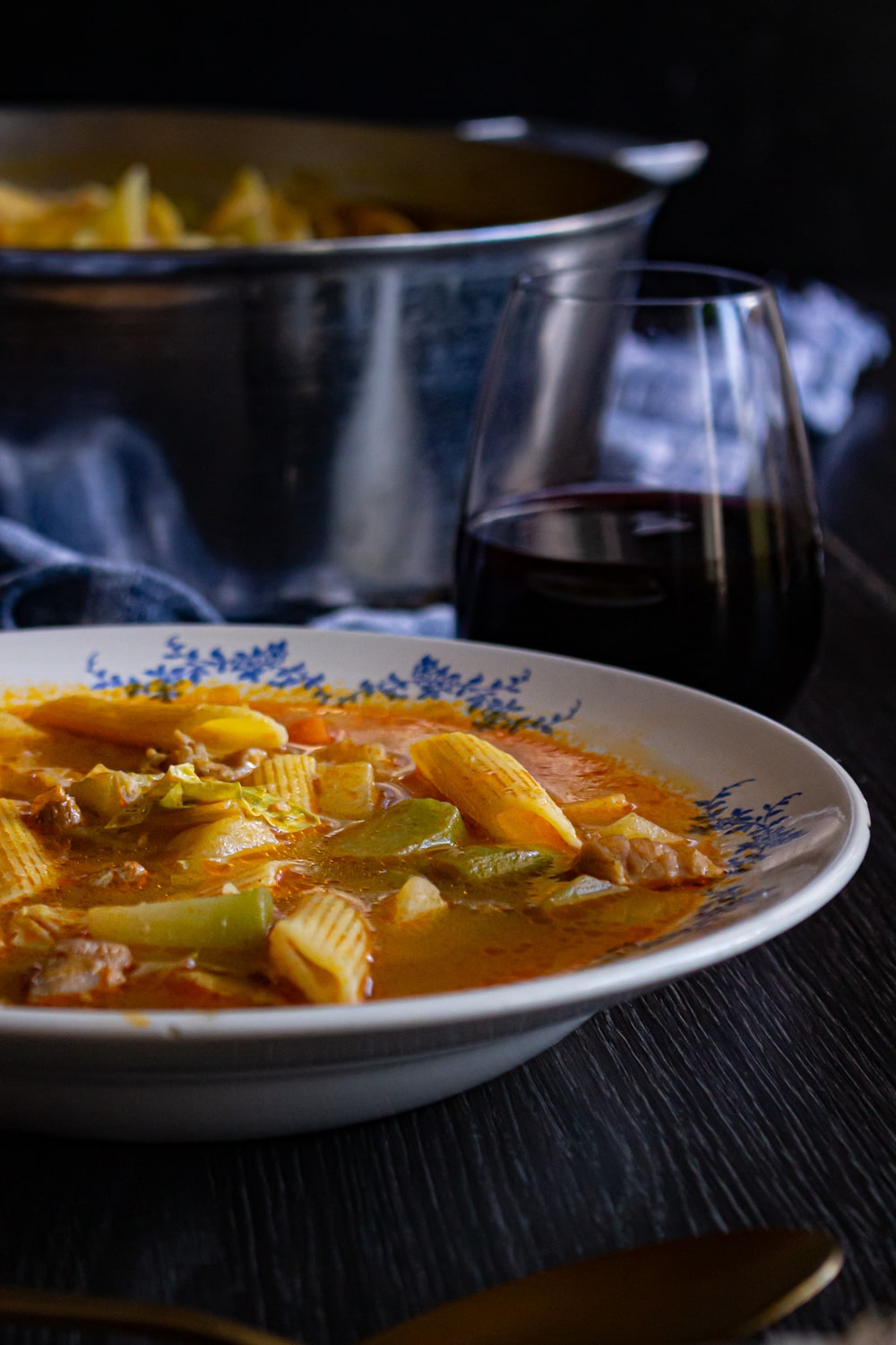 prato de sopa de macarrão com legumes