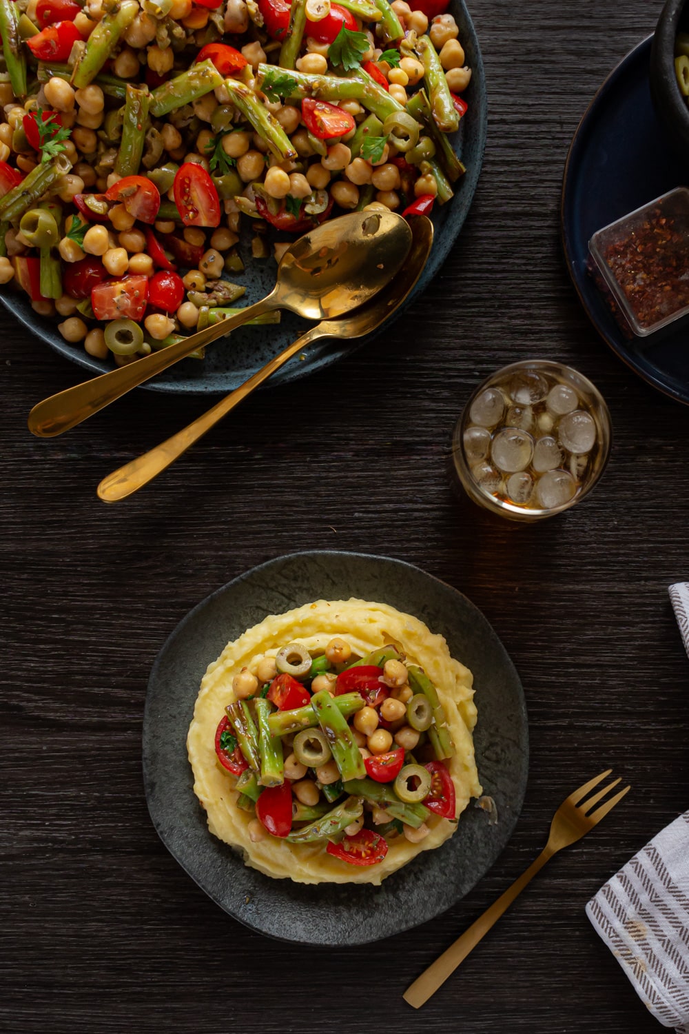 foto de cima do prato de salada de vagem e do prato servido com purê e salada