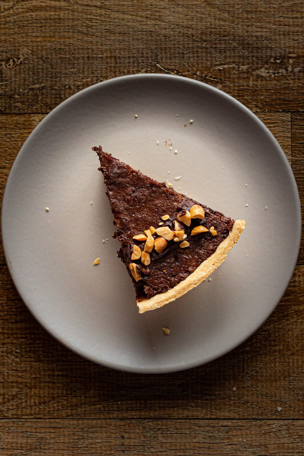 fatia de torta de chocolate com amendoim