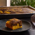 pedaço de bolo mármore de cenoura com chocolate