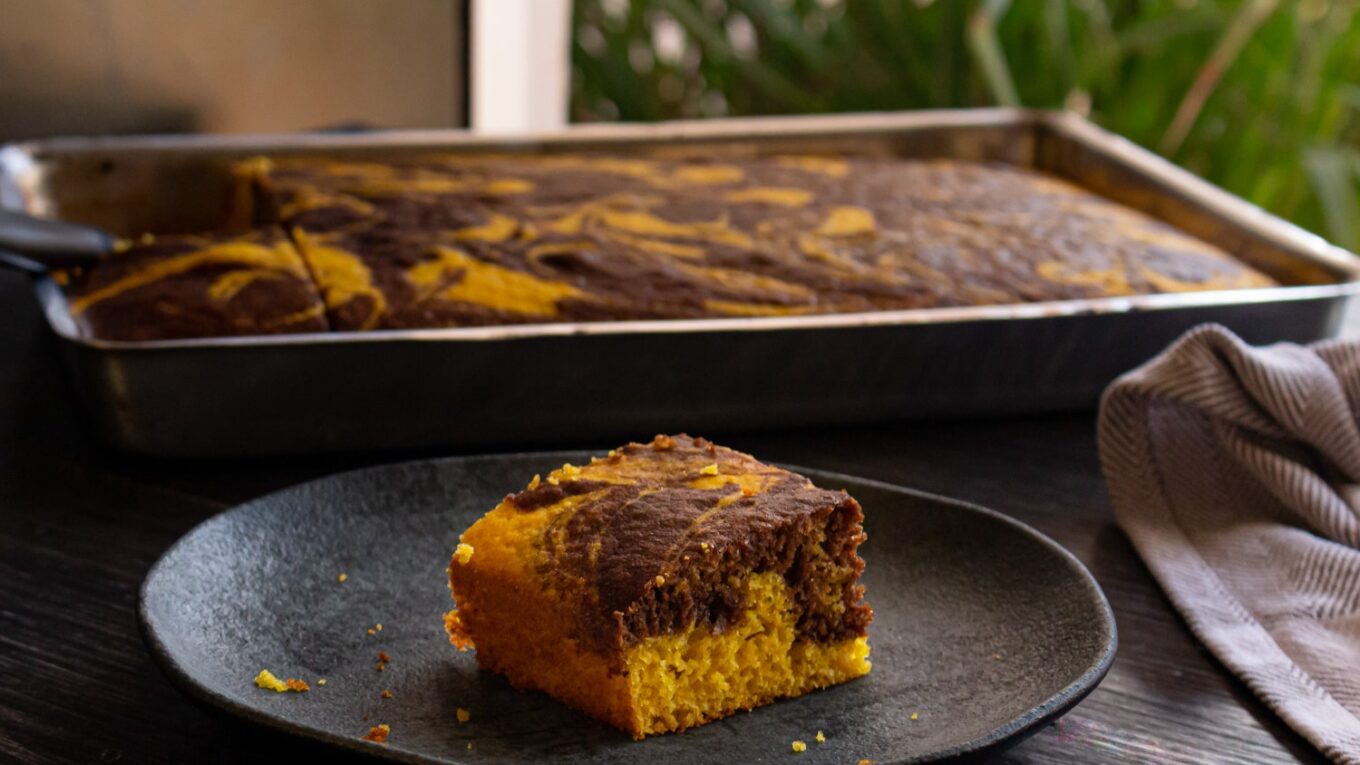 pedaço de bolo de cenoura mesclado com chocolate