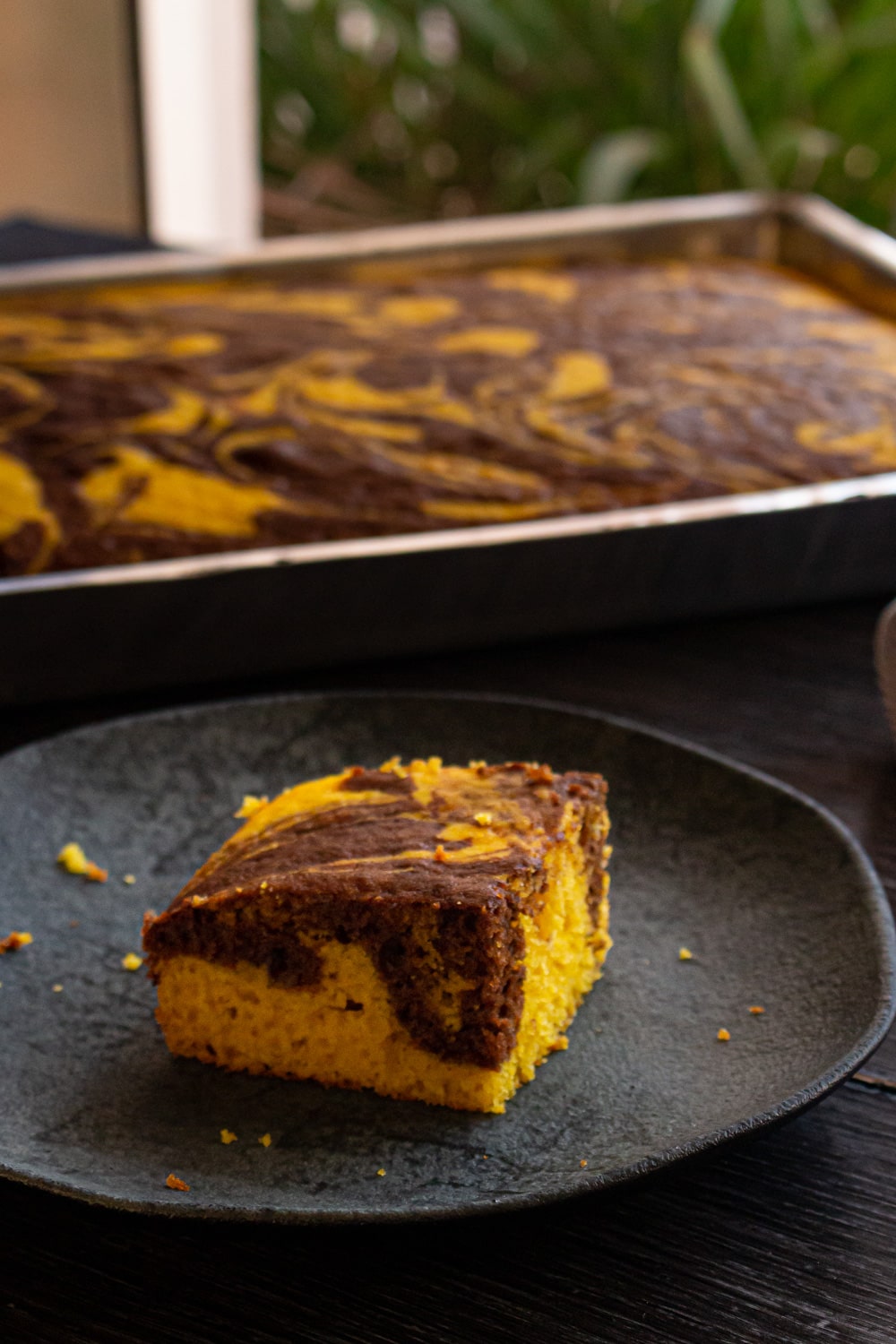 foto de perto do pedaço quadrado de bolo de cenoura com chocolate