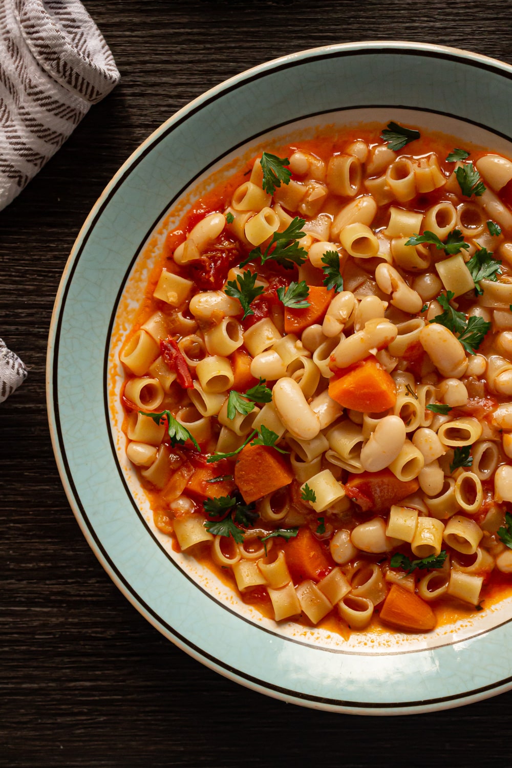 prato de sopa de feijão e macarrão