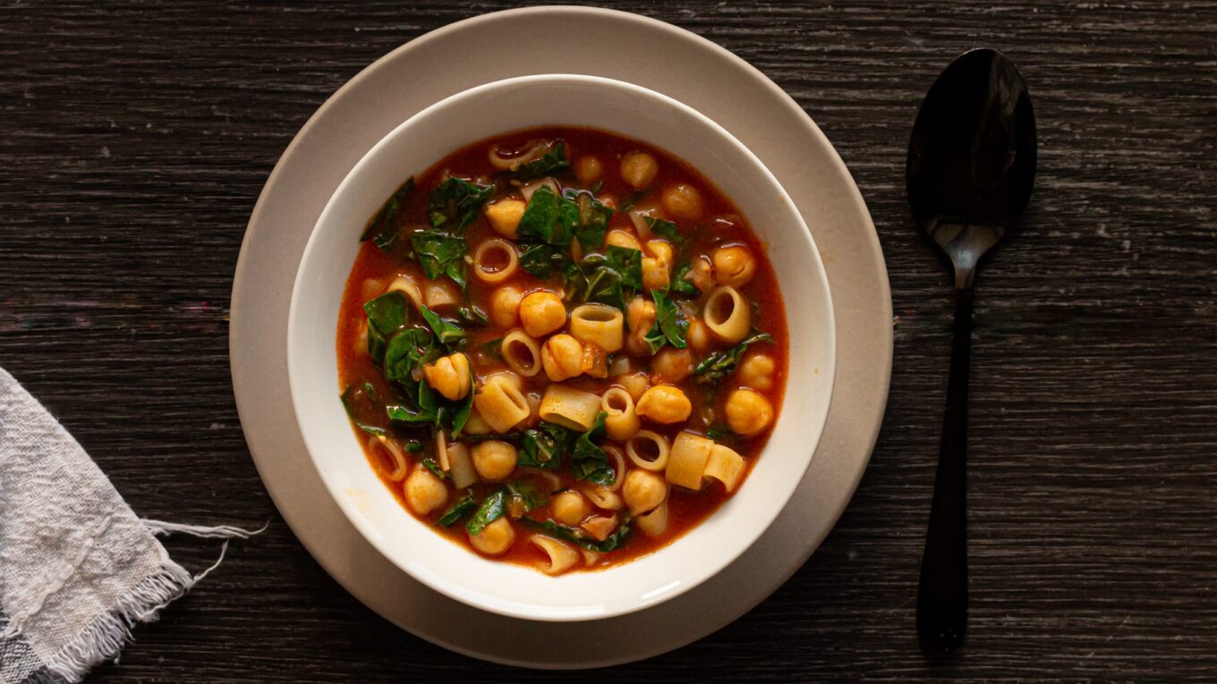visão aérea de um tigela com a sopa de grão de bico com macarrão