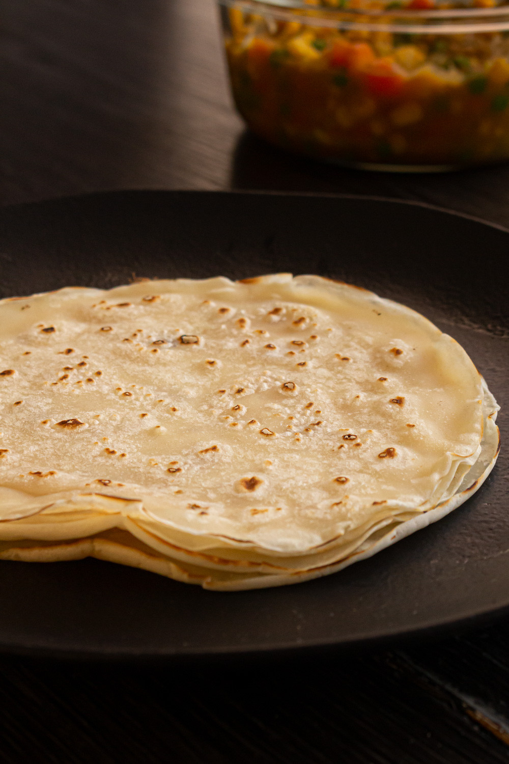 discos de massa já cozidos e empilhados no prato