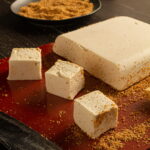 Marshmallow de amendoim sendo partido