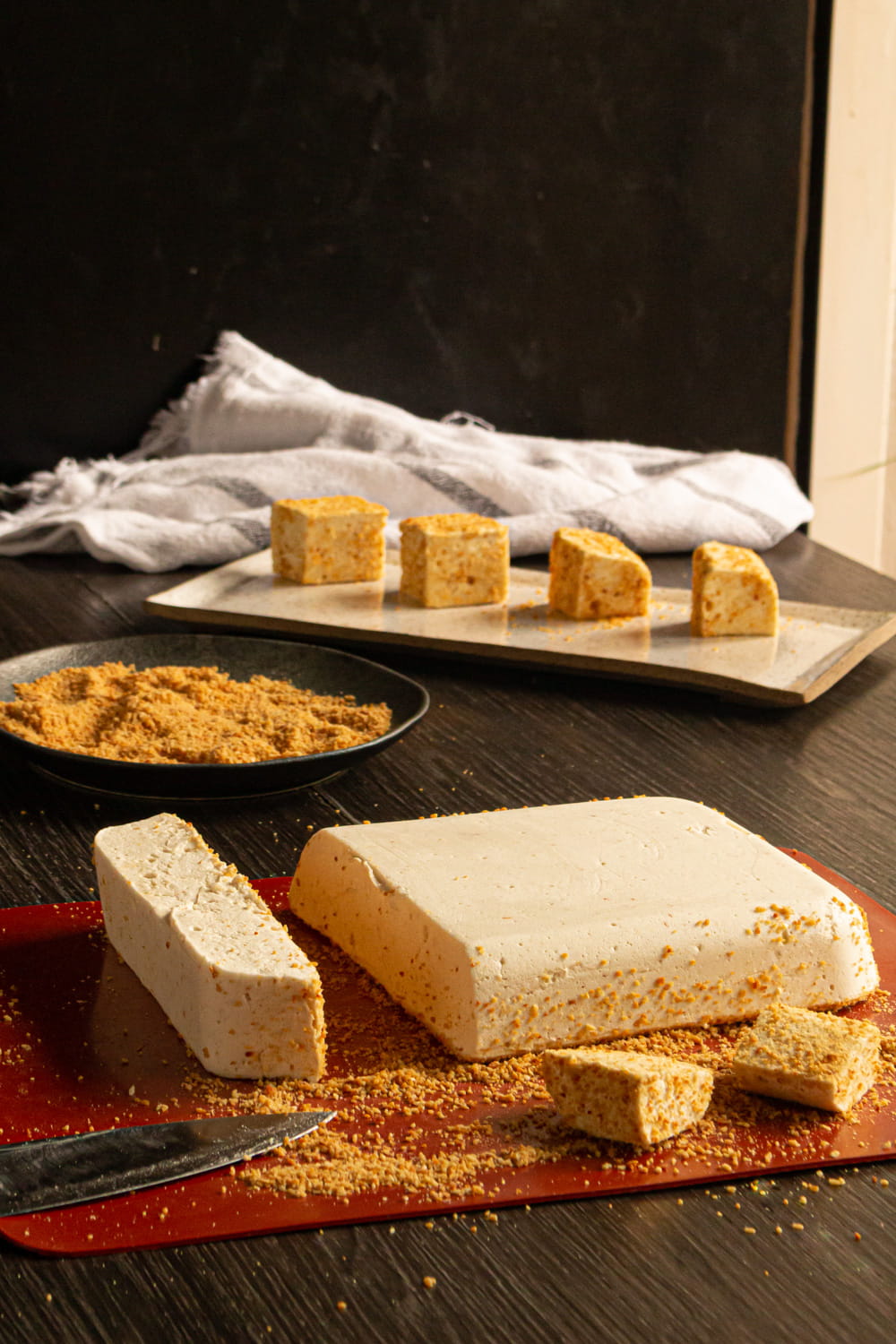 Marshmallow de amendoim, inteiro, cortado e coberto de amendoim triturado