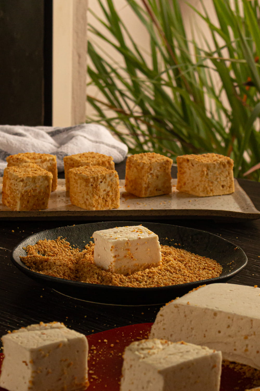 marshmallow de amendoim já cortado e coberto com amendoim triturado