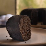 fatia de bolo de chocolate com massa bem escura