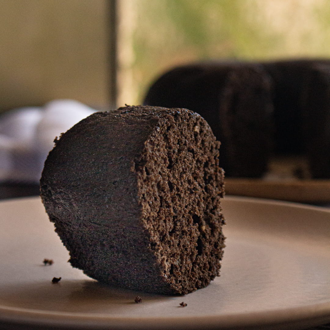 fatia de bolo de chocolate com massa bem escura