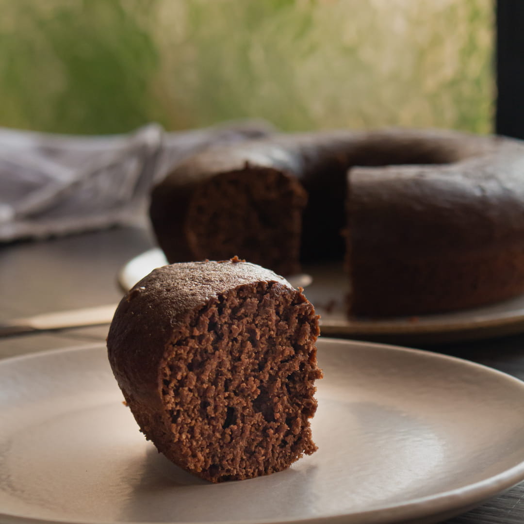 fatia de bolo de chocolate em pó 50%